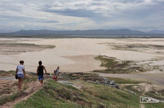 Descendo a trilha em direção à praia da Galheta, no Farol de Santa Marta, litoral sul de Santa Catarina